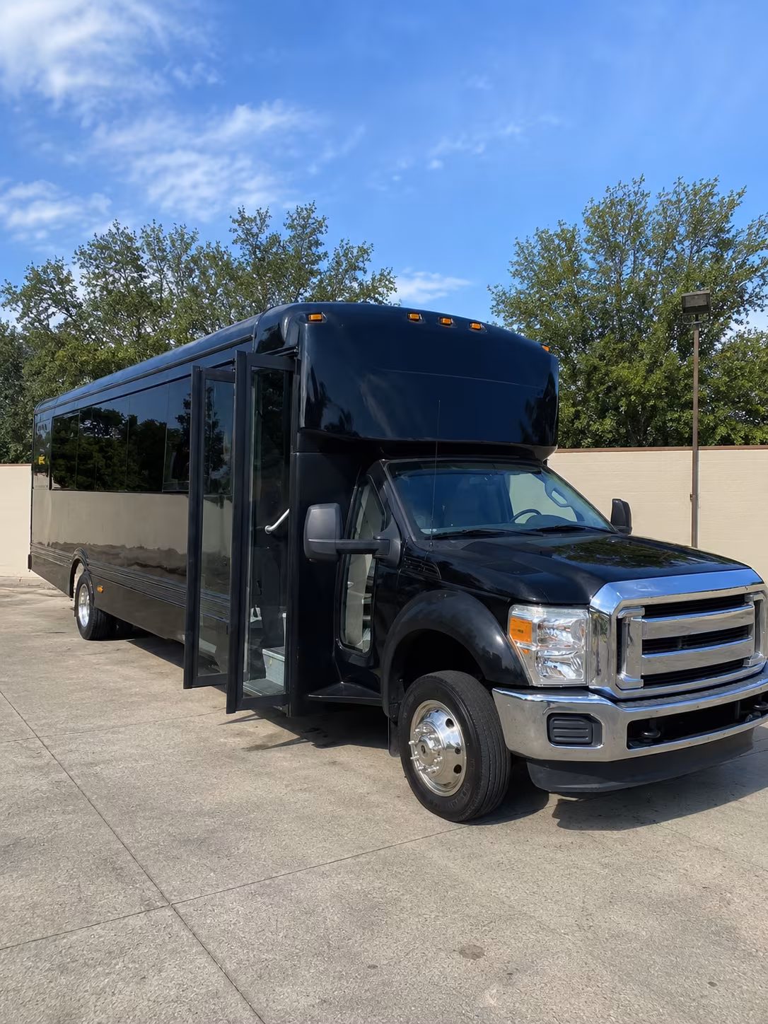 lynn 20 passenger party bus
